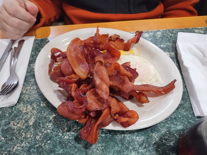 This Michigan Spot Is Famous For BLTs That Barely Fit On The Plate - Decor Hint Bacon Done The Right Way