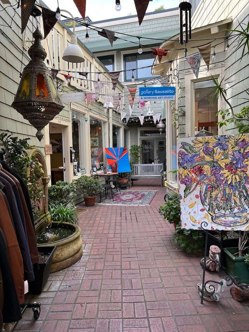 This Charming Waterfront Town In California Will Make You Feel Like You're In A Mediterranean Postcard - Decor Hint A Vibrant Arts Scene Woven Into The Town's Daily Life