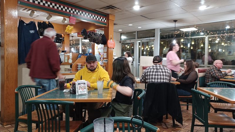 This Michigan Spot Is Famous For BLTs That Barely Fit On The Plate - Decor Hint A Classic Diner Atmosphere