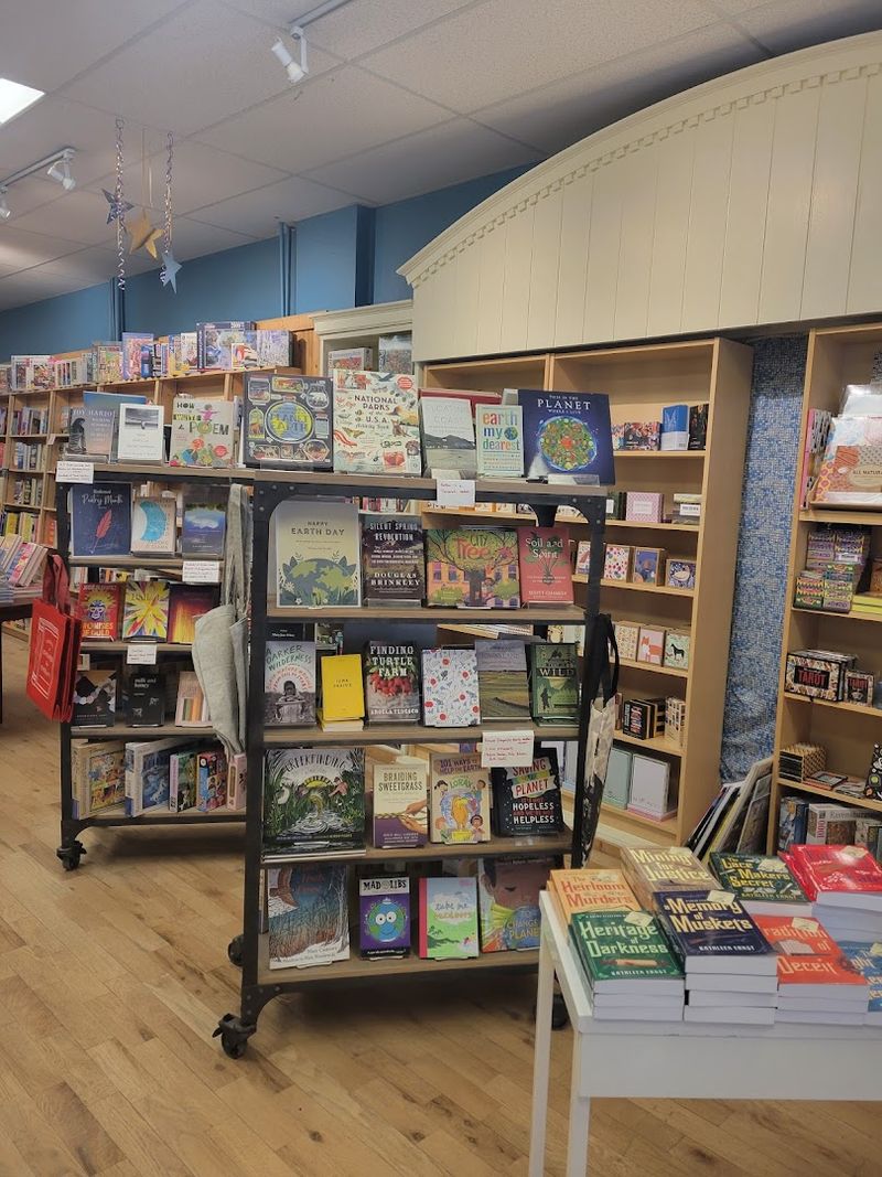 Dragonfly Books, Decorah