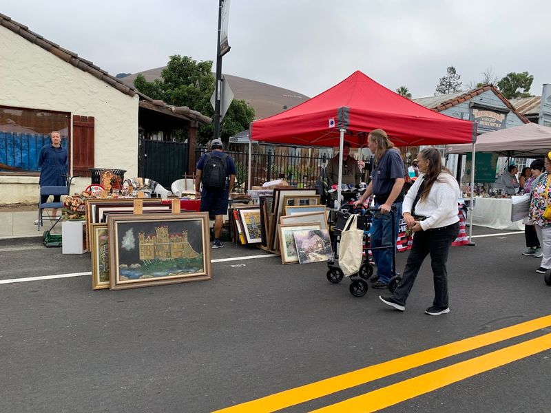 Over 200 Vendors Means Serious Browsing Territory