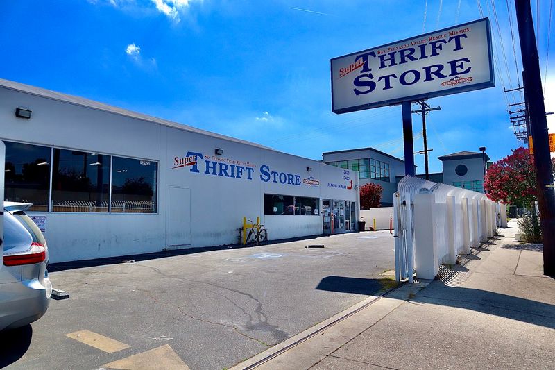 This Massive California Thrift Store Is Packed With Deals You Won't Believe - Decor Hint Finding the Store and Getting There