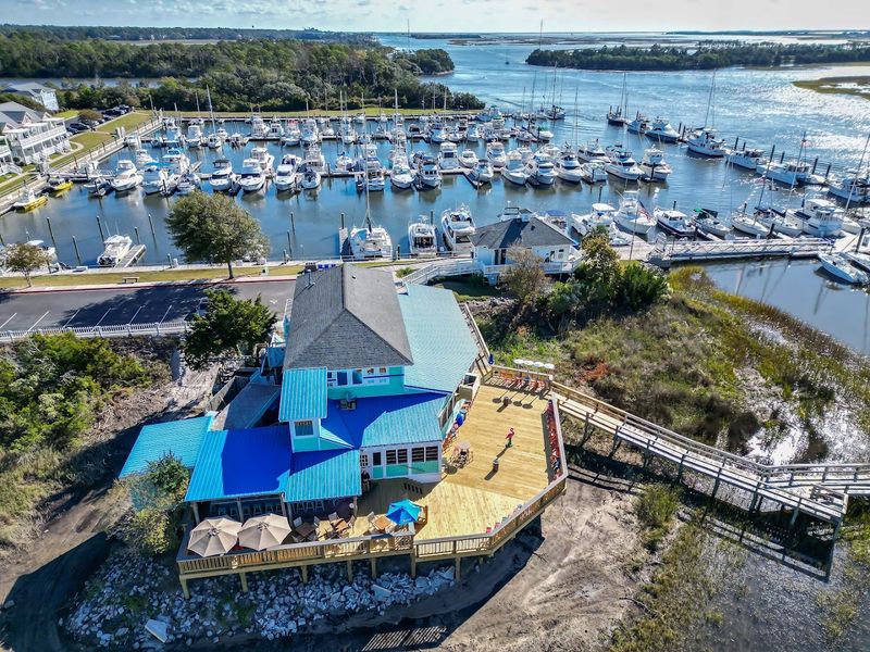 The North Carolina Grill Where The View And The Crab Cakes Are Equally Hard To Forget - Decor Hint First Impression Earned By Smell