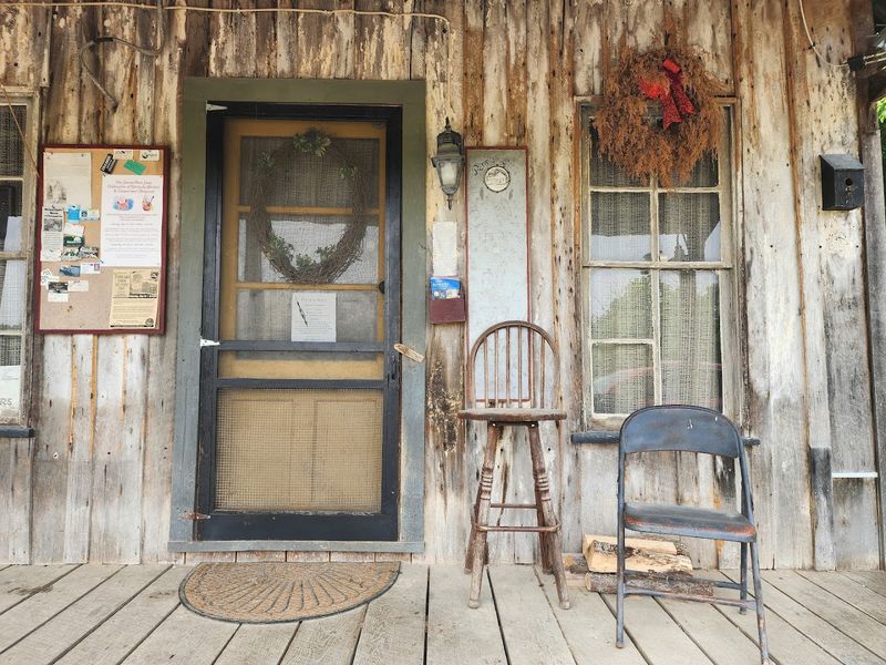 This historic Kentucky country store still feels frozen in time - Decor Hint A building that has changed little since the 1800s