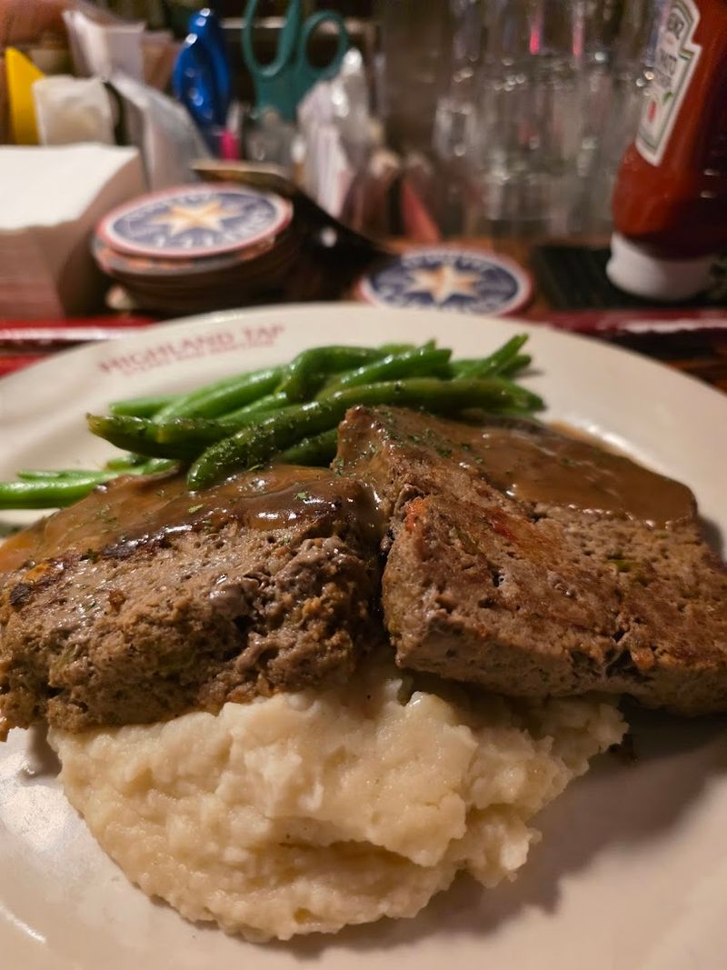 This One Historic Georgia Restaurant Has Prime Rib People Can't Stop Talking About - Decor Hint Comforting Southern-Style Sides