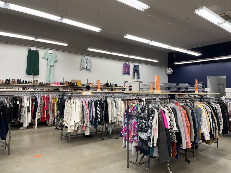 These Huge New York Shops Make Treasure Hunting Feel Like A Steal In 2026 - Decor Hint Crossroads Trading