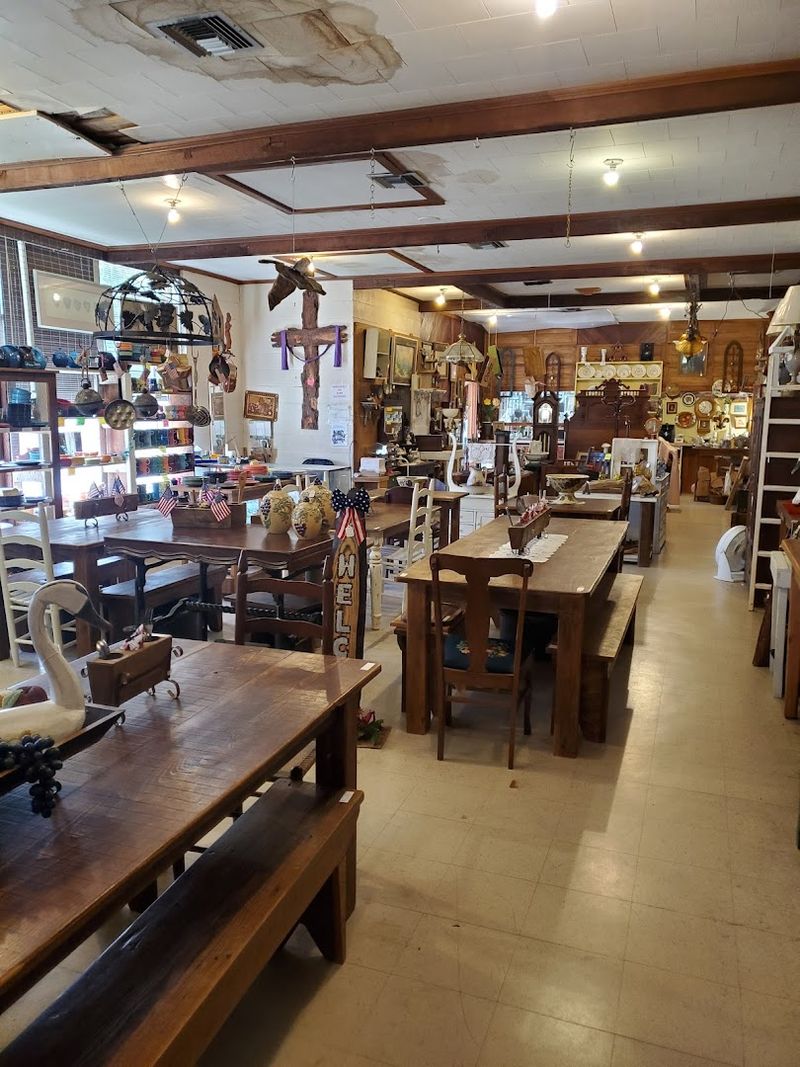 This Louisiana Antique Mall Is Worth Taking Your Time To Explore - Decor Hint Why Visitors Keep Talking About This Place
