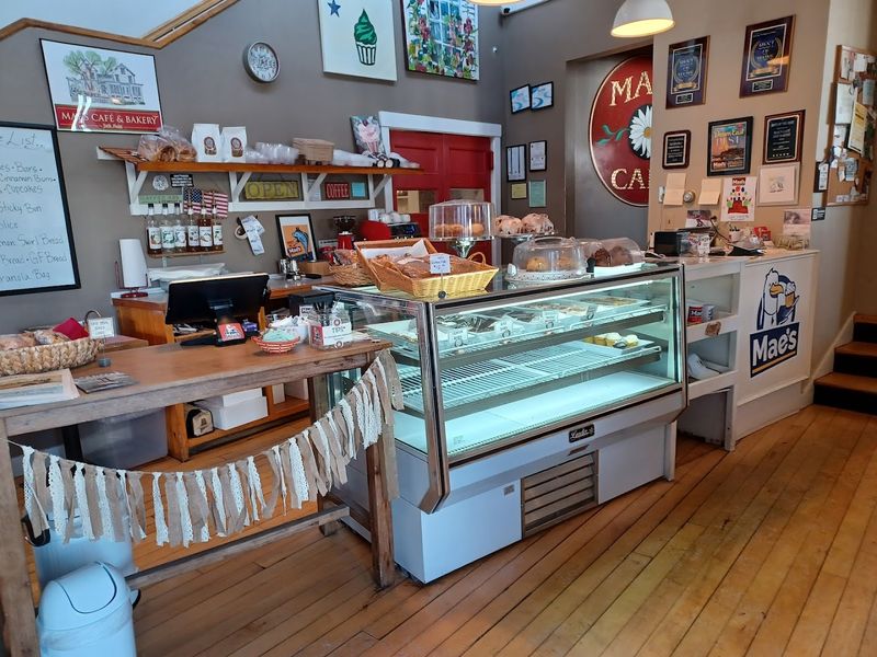 Mae's Cafe & Bakery