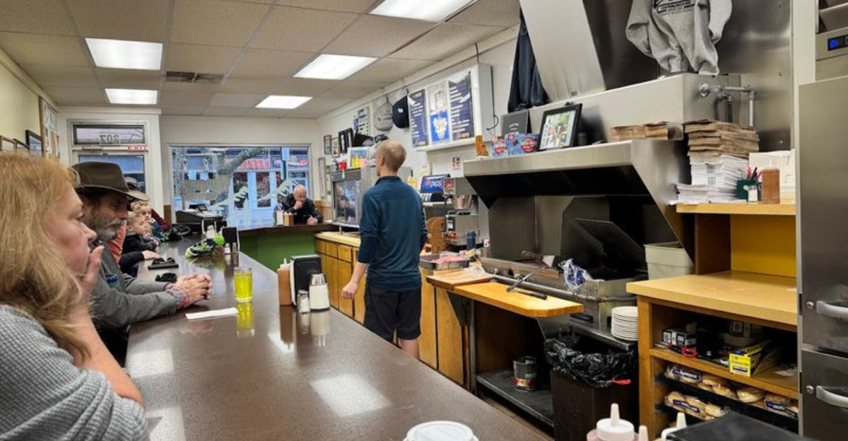 The Tiny Diner In Idaho That Locals Swear Has The Best Cheeseburgers In The State - Decor Hint
