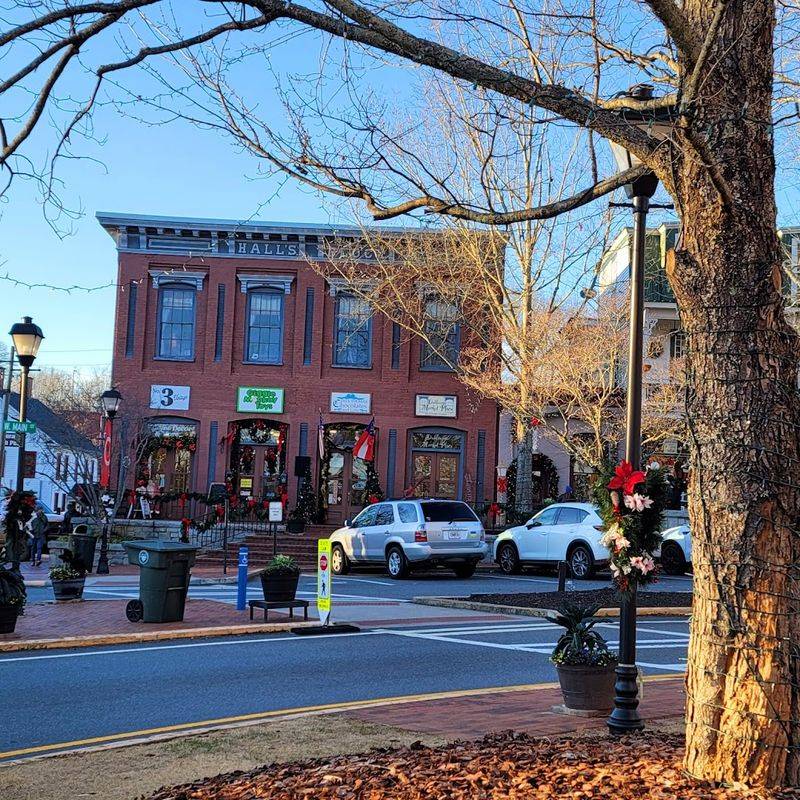 These 15 Georgia Cities Can Be Explored Without Spending More Than $60 - Decor Hint Dahlonega