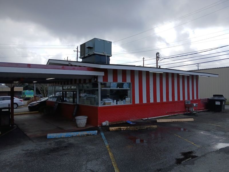 These Burgers At This Georgia Favorite Are Simple, Classic, And Hard To Beat - Decor Hint Timeless Atmosphere That Takes You Back