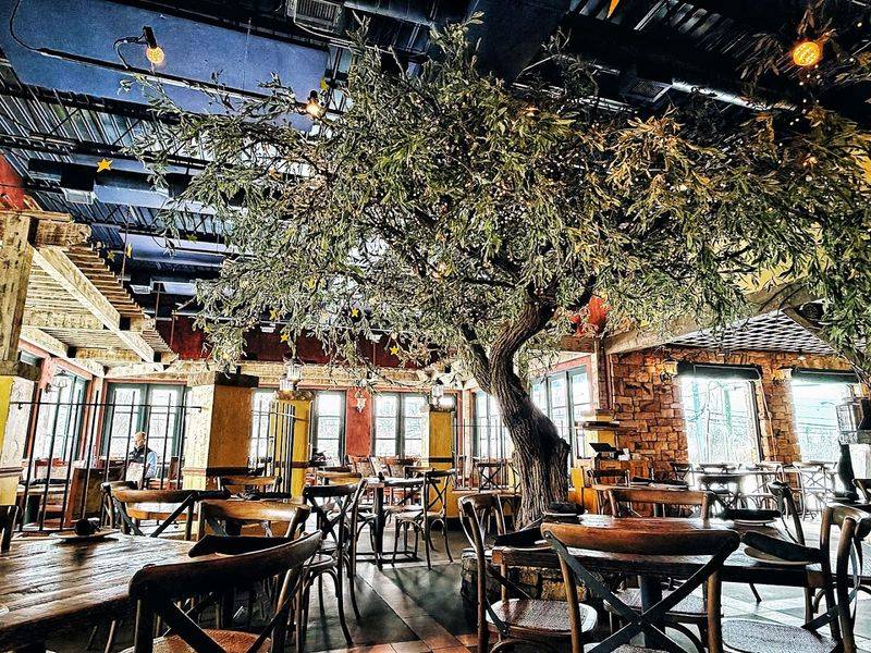 Soft lighting that instantly relaxes the table