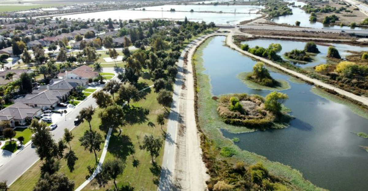 This California Bike Trail Along The River Is Ideal For A Peaceful Ride - Decor Hint