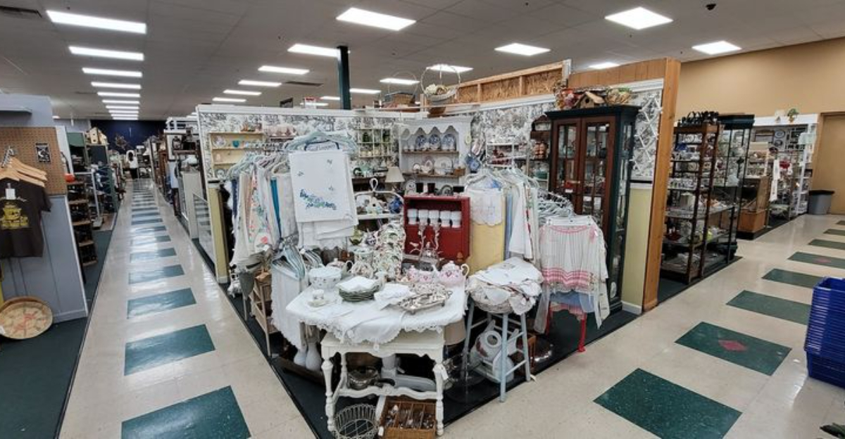 This Giant Vintage Store In Northern California Feels Like A Treasure Hunt - Decor Hint