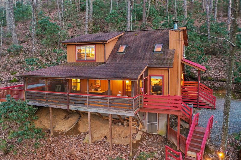 A Real Treehouse-Style Mountain Stay