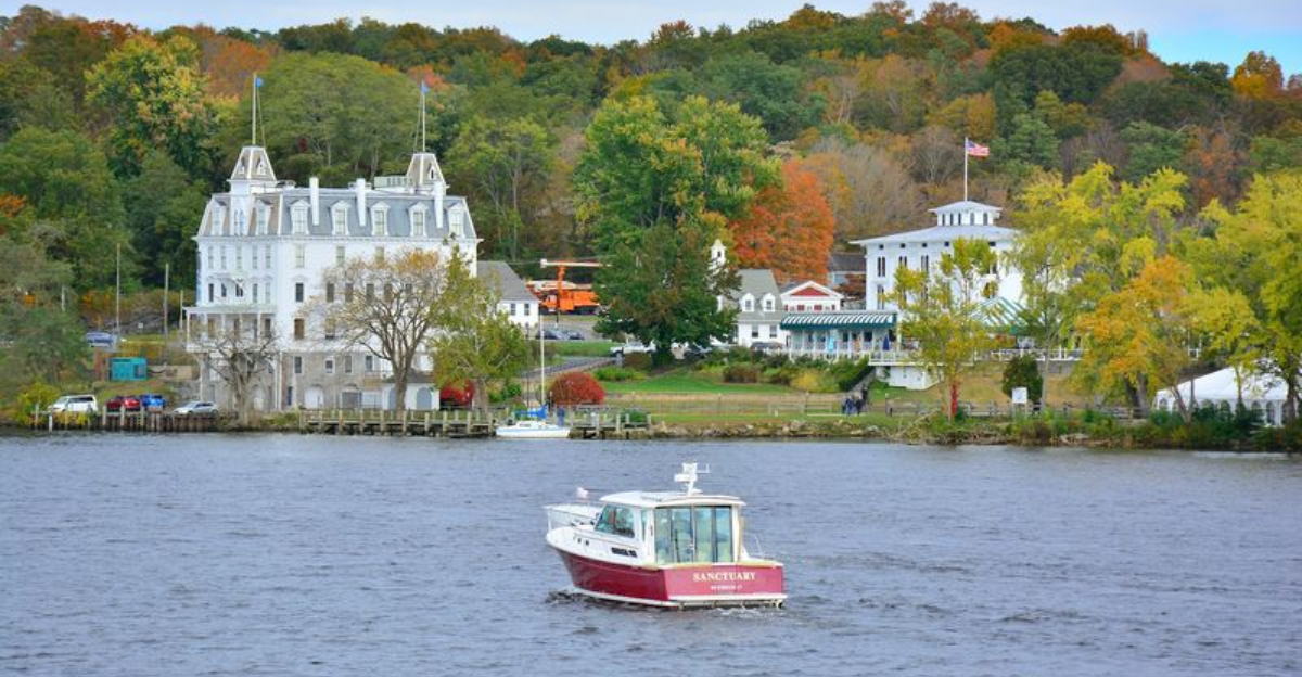 This Small Town In Connecticut Feels Like An 80s Romantic Comedy - Decor Hint