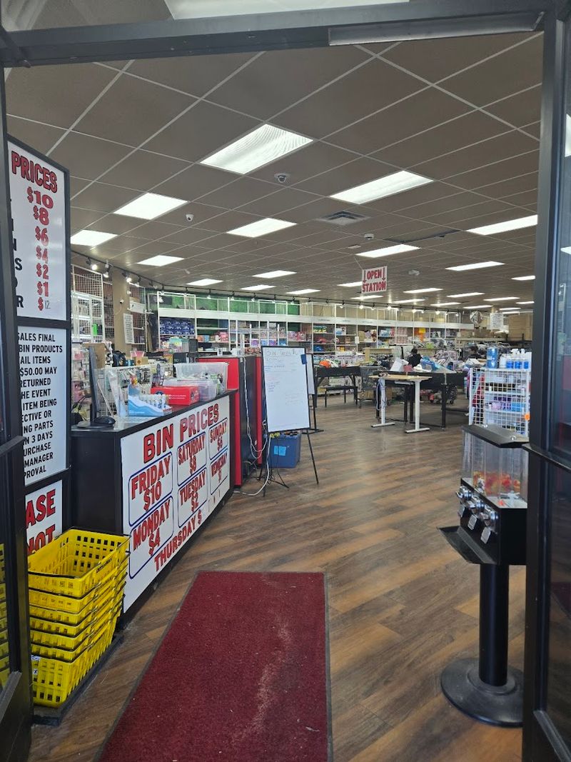 An Ohio outlet where prices are so low he thinks it's a mistake - decoration cue Why do people return?