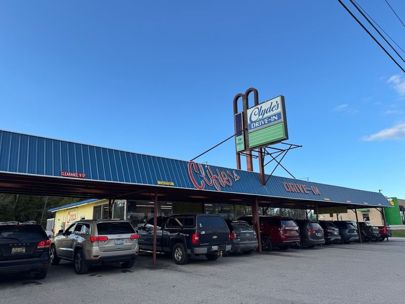 These Michigan Restaurants Stay Busy Without Ever Trying Too Hard - Decor Hint Clyde's Drive-In