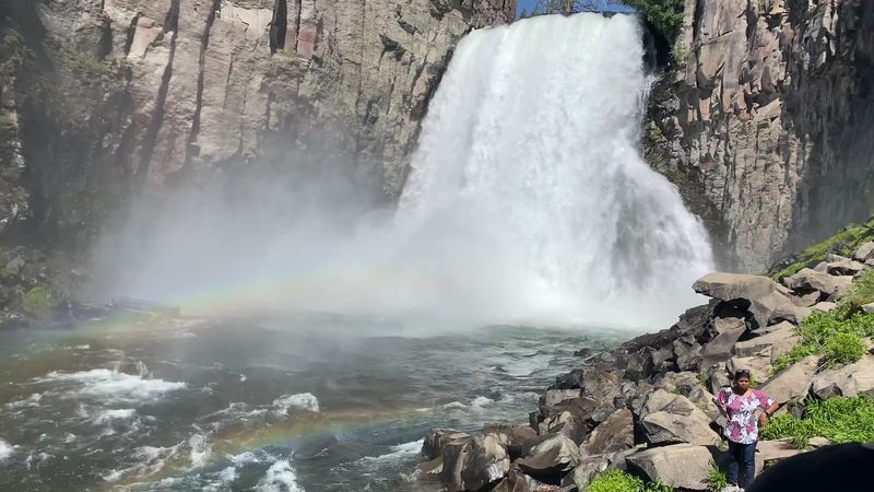 14 Breathtaking Waterfalls In California That Will Leave You Speechless This Spring - Decor Hint Rainbow Falls, Mammoth Lakes