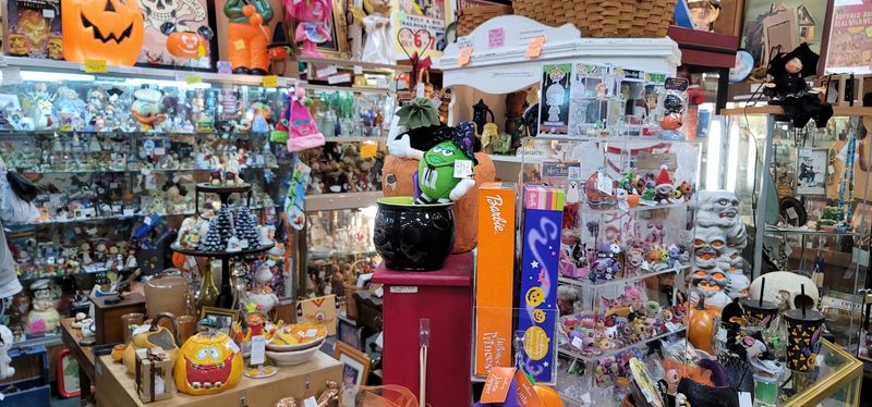 Jewelry Displays Worth A Slow And Careful Look