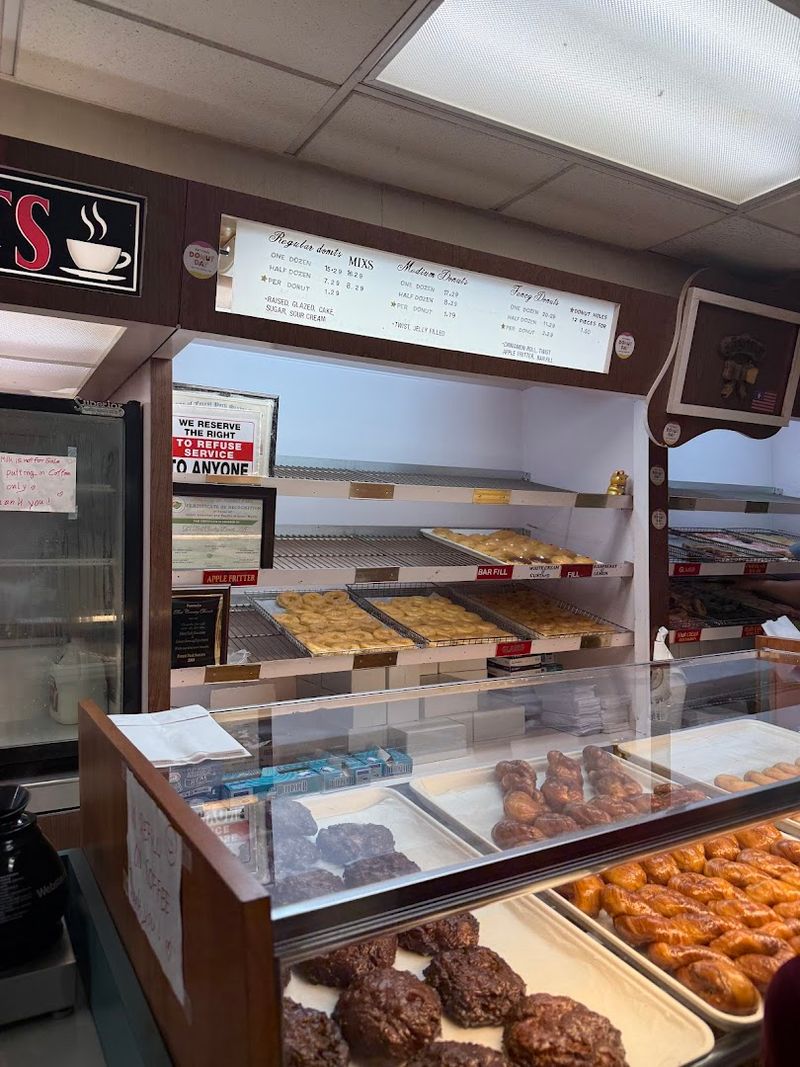 2026 Is The Year To Try These Melt-In-Your-Mouth Glazed Donuts In Georgia - Decor Hint Clean and Inviting Atmosphere to Start Your Day Right