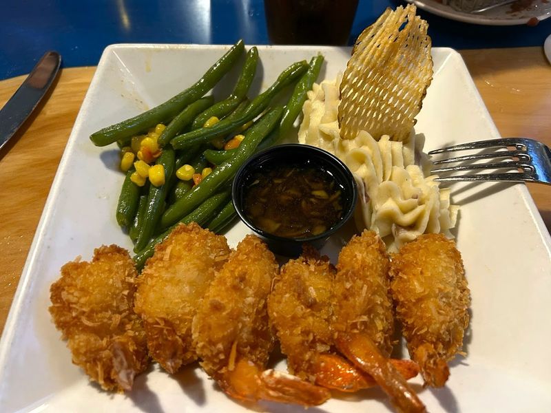 These Florida Waterfront Restaurants Turn Every Meal Into A Scenic Experience - Decor Hint Guppy's On The Beach