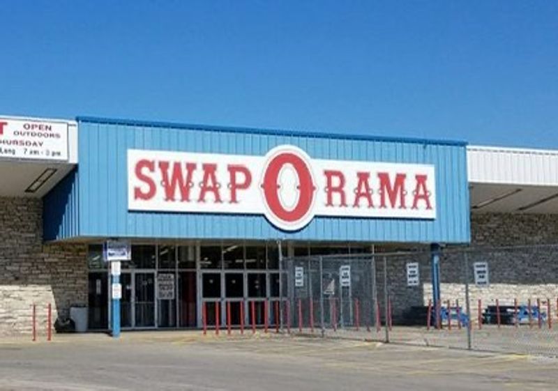 These Illinois Flea Markets Are Full Of Hidden Treasures Waiting To Be Found - Decor Hint Swap-O-Rama