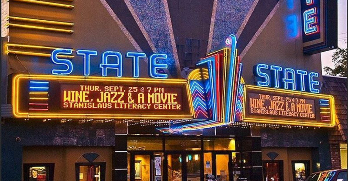 10 California Towns Where One Old Neon Sign Still Does A Lot Of Heavy Lifting - Decor Hint