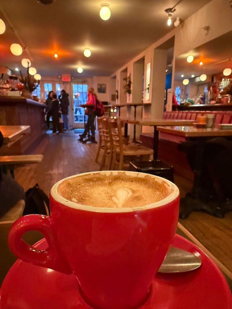 10 New York Coffee Shops That Feel Like A Well-Kept Secret - Decor Hint Abraço