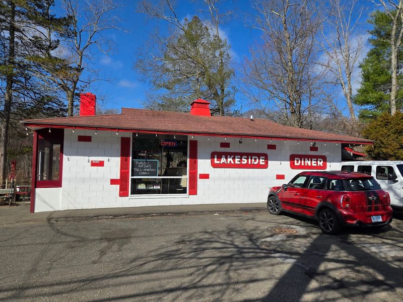 11 No-Frills Breakfast Spots In Connecticut That Are Absolutely Worth The Drive - Decor Hint Lakeside Diner, Stamford