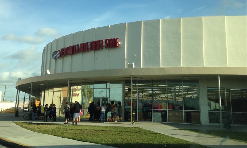 14 Massive Florida Thrift Stores Treasure Hunters Cannot Stop Exploring - Decor Hint Red White And Blue Thrift Store