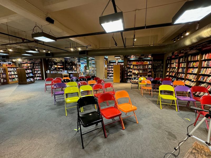 Wisconsin Has An Independently Owned Bookstore That Serious Book Lovers Cannot Walk Past Without Going In - Decor Hint The World Inside