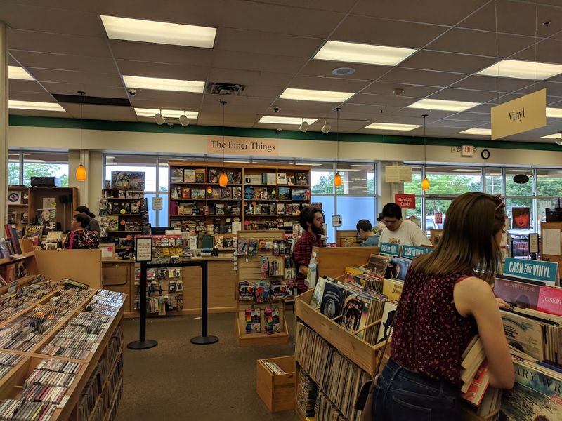 This Enormous Kentucky Bookstore In Louisville Lets You Load Your Cart With Books Starting At Just $1 - Decor Hint Friendly And Knowledgeable Staff Who Go The Extra Mile
