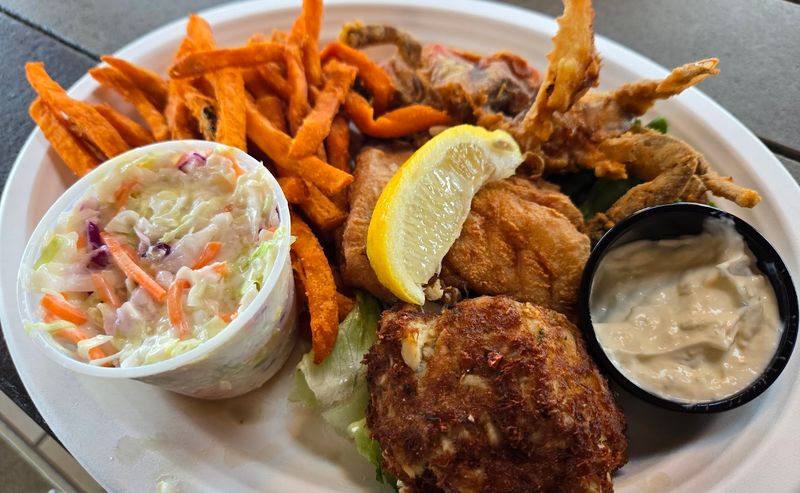 This No-Frills Maryland Restaurant Serves A Crab Cake People Cannot Stop Talking About - Decor Hint Broiled Or Fried Which Crab Cake Style Wins