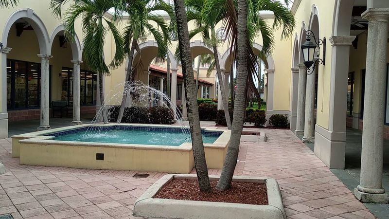 This Florida Outlet Mall Makes Every Extra Mile Feel Worth It - Decor Hint Spanish-Style Architecture That Sets The Scene