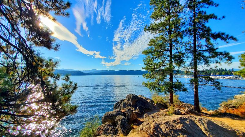 This Short Idaho Hike Offers Some Of The Most Memorable Views In The State - Decor Hint Lake Views That Stop You Mid-Stride