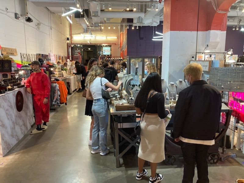 This Busy New York Indoor Flea Market Is Perfect For Weekend Exploring - Decor Hint Free Entry And Open Every Single Day
