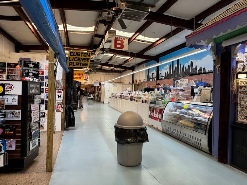 One Florida Market Feels Like A Maze Full Of Bargains And Surprises - Decor Hint The Layout Is Its Own Adventure
