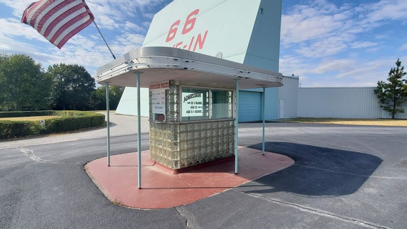 This Missouri Route 66 Attraction Still Looks Like The 1940s - Decor Hint A Route 66 Stop With Wide Appeal