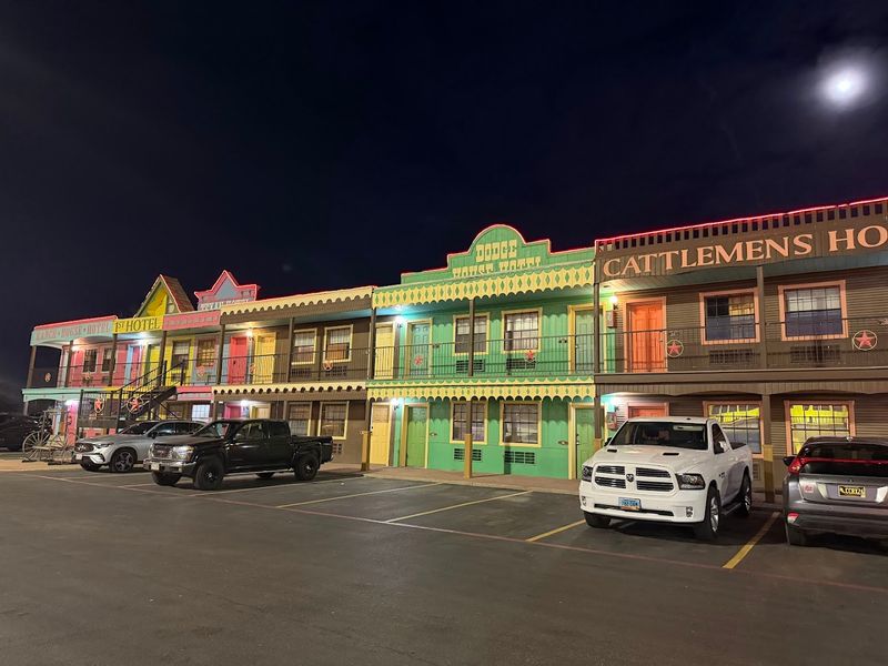 This Texas Eatery Became Famous For Its Truly Enormous Platters - Decor Hint The Hotel Next Door