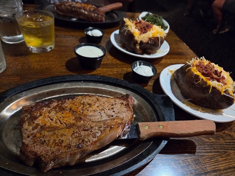 This Old-School Missouri Steakhouse Serves A Luncheon Ribeye People Cannot Stop Ordering - Decor Hint The Luncheon Ribeye That Keeps People Coming Back