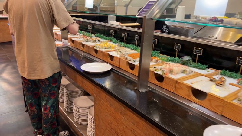 This Illinois Seafood Buffet Is Known For Crab That Keeps Diners Coming Back - Decor Hint The Live Hibachi Station Changes The Experience