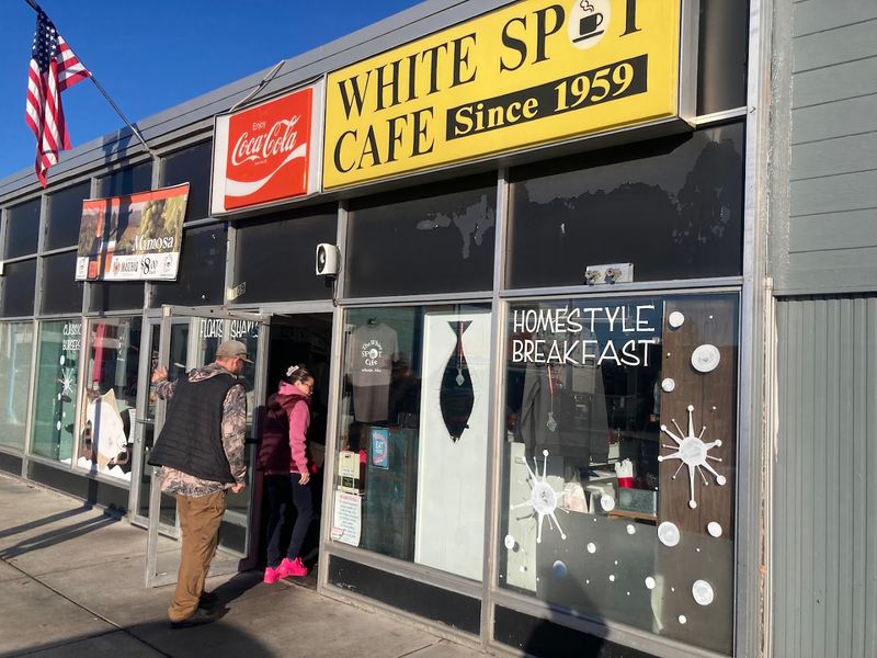 Alaska Has A Cafe Where The Food Is Made With So Much Craft That It Has Become The Only Reason Some People Visit - Decor Hint Classic Diner Atmosphere Done Right