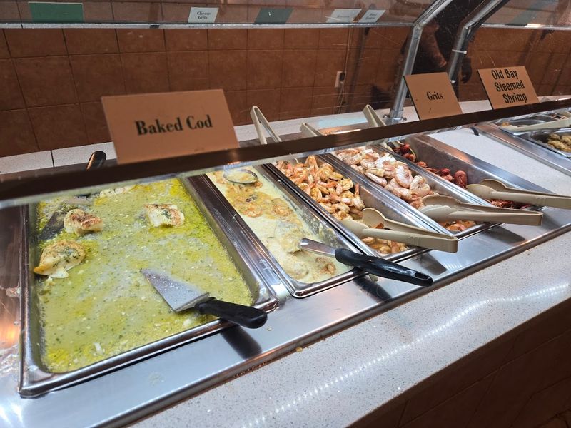 A Dinner Buffet Lineup That Goes Way Beyond Crab