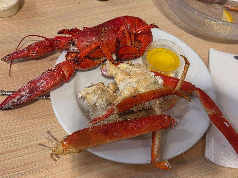 This Orlando Seafood Buffet Keeps Drawing Visitors From Across Florida - Decor Hint Snow Crab Legs Worth Every Single Crack