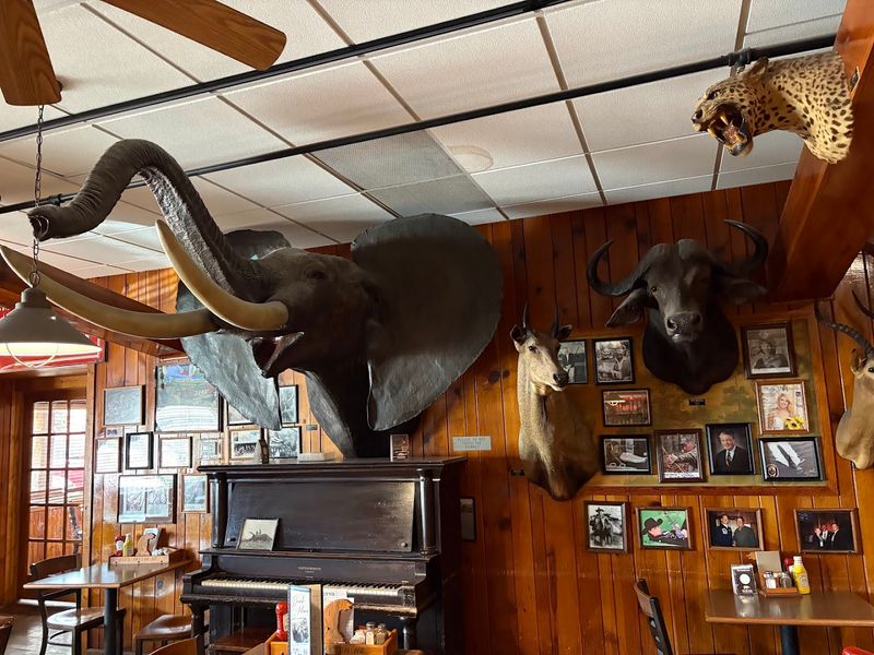 Ole's Big Game Steakhouse, Paxton
