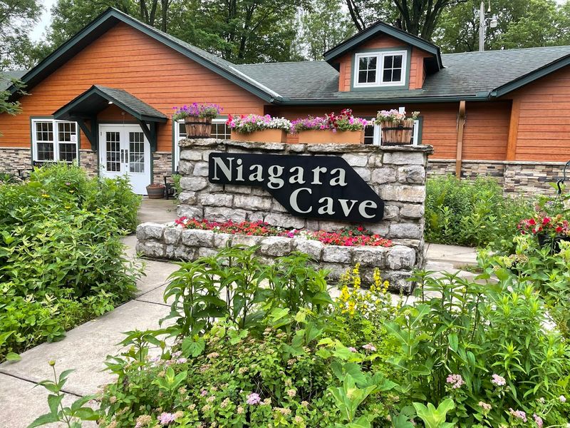 This Massive Underground Cave In Minnesota Feels Like Another World Beneath The Surface - Decor Hint Solar-Powered And Sustainably Run Since 2015