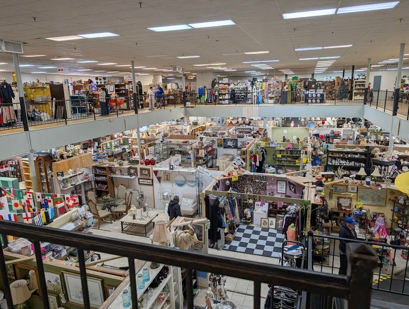 12 Kentucky Flea Markets That Have Locals Coming Back Every Single Weekend - Decor Hint East Lexington Peddlers Mall