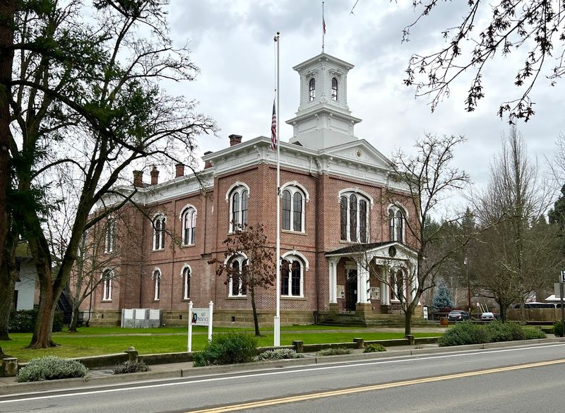 These 10 Charming Oregon Towns Are Almost Too Pretty To Be Real - Decor Hint Jacksonville
