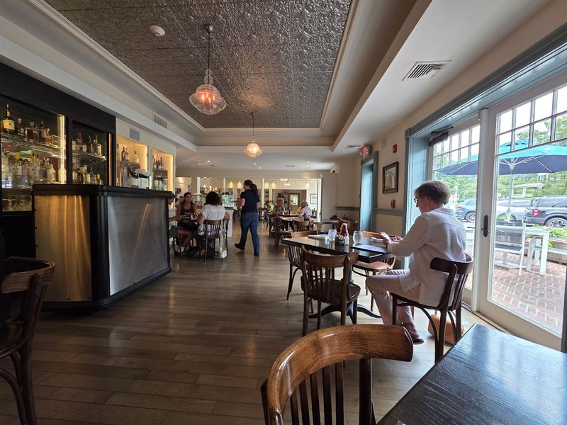 A Café Stop For Slower Browsing Days